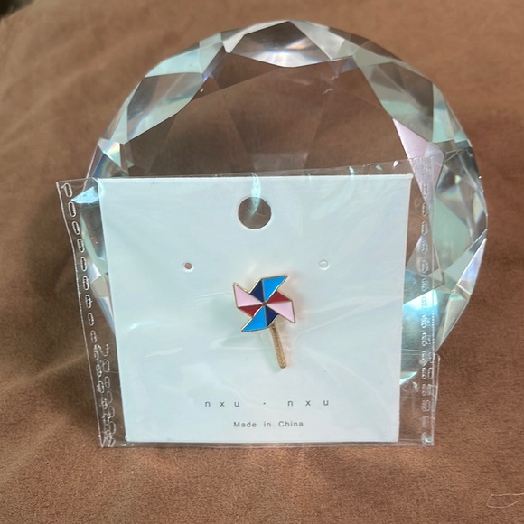 Pinwheel enamel pin - Picture 1 of 4